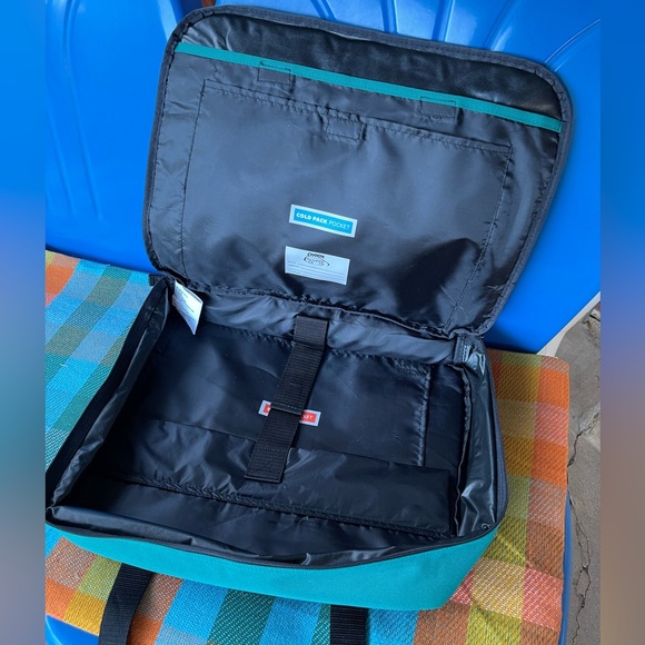 Pyrex Portables Hot/Cold Travel carrier - Picture 3 of 3